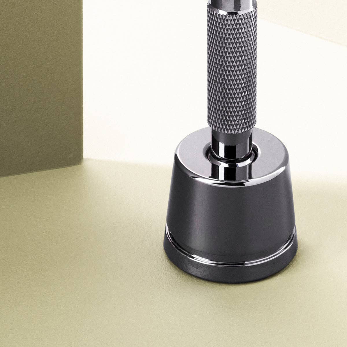 Inkwell Razor Stand | Gunmetal Chrome